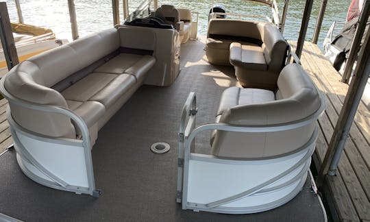 Charter this 22' Sun Tracker DLX Pontoon on Lake Lewisville - With Captain