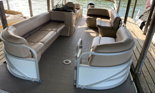 Charter this 22' Sun Tracker DLX Pontoon on Lake Lewisville - With Captain