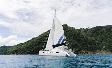 Zarpe hacia el paraíso: alquiler de catamarán de medio día