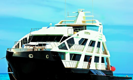 Majestic Trimaran Mega-yacht in Mykonos