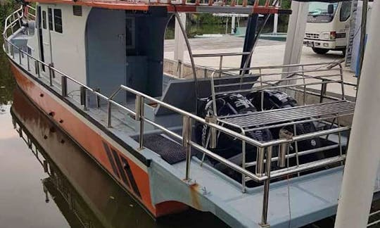 Fibre boat 50'L x 11'W / 4 Stroke Mercury Verado Twin Engine 250hp