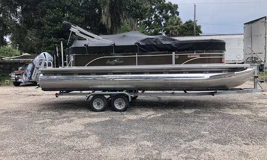 24' SunChaser Craft 8520 Classic Cruise-n-Fish Pontoon Rental in Tampa, Florida