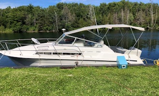 6 Person Carver Express with twin engine for Rent in Toronto with a Captain