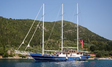 Louez une goélette à voile de 100 pieds pour un grand groupe au départ de Tourlos !