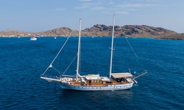 ¡El capitán alquila una goleta de vela de 85 pies en Atenas, Grecia!