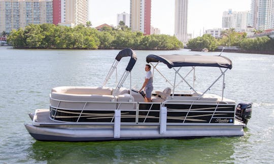 Alugue um barco flutuante de 24 pés em North Miami Beach, Flórida