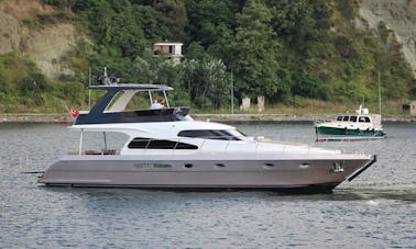 Alquile un yate a motor para 12 personas con Flybridge en Estambul