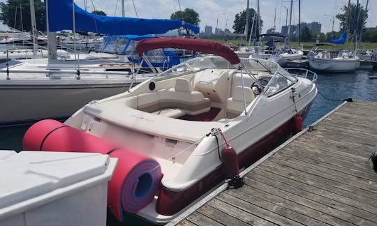 Chris Craft de 27 pés com brinquedos aquáticos e jet ski disponíveis