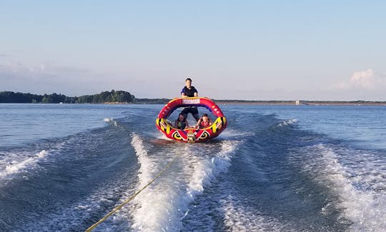 Maxum Bow-Rider de 19 pieds pour faire du tubing, du ski nautique et s'amuser en famille au soleil !