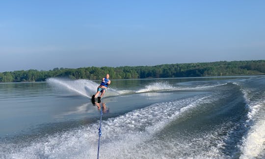 Maxum Bow-Rider de 19 pieds pour faire du tubing, du ski nautique et s'amuser en famille au soleil !