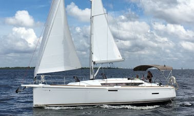 Disfrute de una experiencia de navegación inolvidable a bordo de este hermoso Jeanneau 389