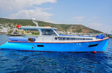 Cozy Motor Yacht Charter for 4 People in Muğla, Turkey