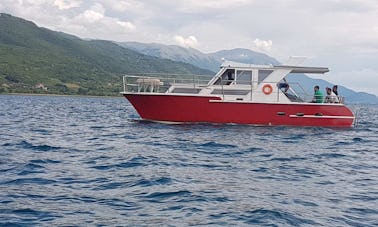 Alquiler de un nuevo yate a motor con capitán en Ohrid, Macedonia del Norte