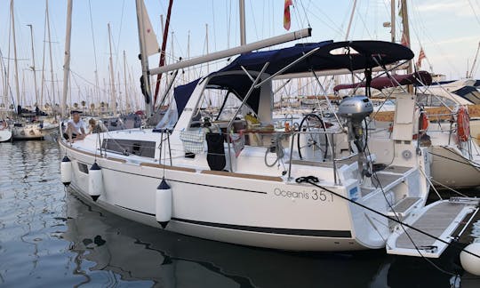 Beneteau Oceanis 35.1 Cruising Monohull Rental in Barcelona, Cataluña