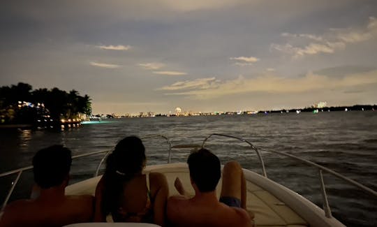 Superbe yacht à moteur neuf de 34 pieds pour vous accueillir dans les océans et les voies navigables de Miami !