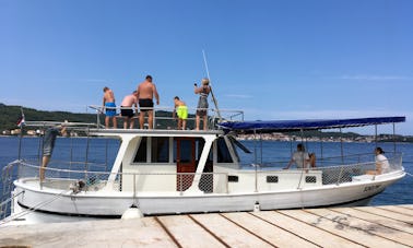 Bateau d'excursion spacieux de 40 pieds à louer à Zadar en Croatie