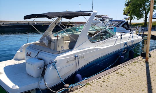 Four Winns Motor Yacht Rental in Toronto, Ontario