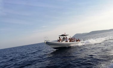 30' Speedboat for 12 People in Komiža, available for half day and full day rental!