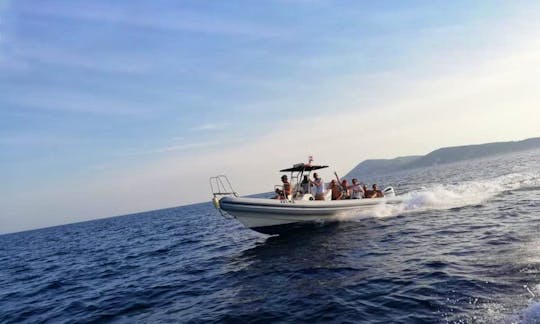 30' Speedboat for 12 People in Komiža, available for half day and full day rental!