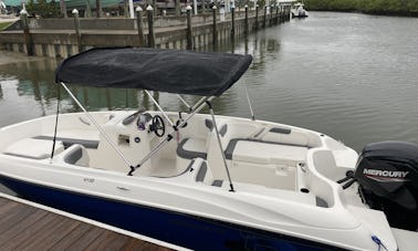 Bateau à pont Bayliner propre, confortable et fiable à Clearwater en Floride