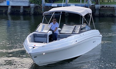 Explorez les eaux de Fort Lauderdale : louez notre spacieux Rinker Q3 Bowrider 2020 