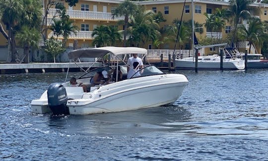 Naviguez avec style : louez notre Bowrider Rinker Q3 de 23 pieds pour 12 personnes 
