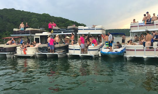 28' Premier Tritoon - Party Boat Rental in Austin / Lake Travis