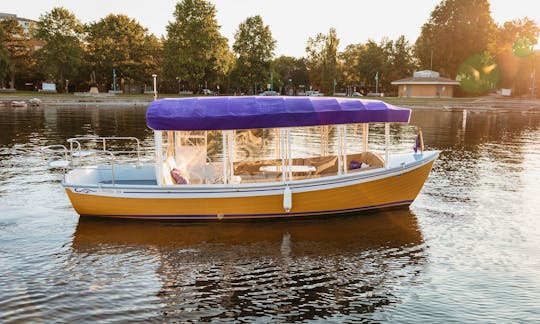 21ft ''Sun Cruiser'' Duffy Electric Boat in Kirkland, Washington.