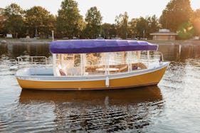 21ft ''Sun Cruiser'' Duffy Electric Boat in Kirkland, Washington.