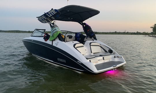 25’ Luxury Yamaha Charter on Lake Grapevine TX