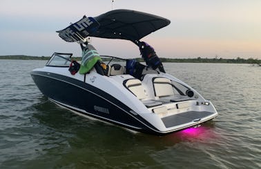 24’ Luxury Yamaha Charter on Grapevine TX