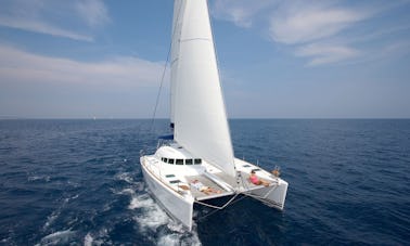 Croisière privée en catamaran à Santorin avec barbecue, open bar et transferts