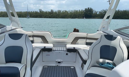 Barco a jato Yamaha 242 Limited S de 24 pés! Capitão - Kit de wakeboard!