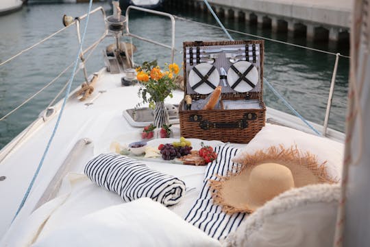 Tour romántico privado en velero desde Barcelona