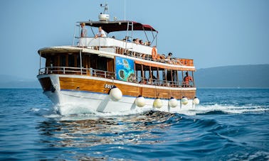 Three Island Tour from Split (Shipwreck, Blue Lagoon, Maslinica)