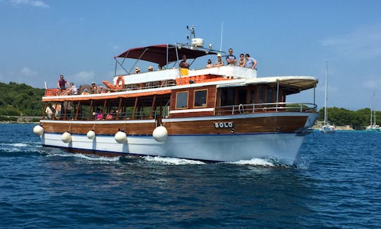 Three Island Tour from Split (Shipwreck, Blue Lagoon, Maslinica)