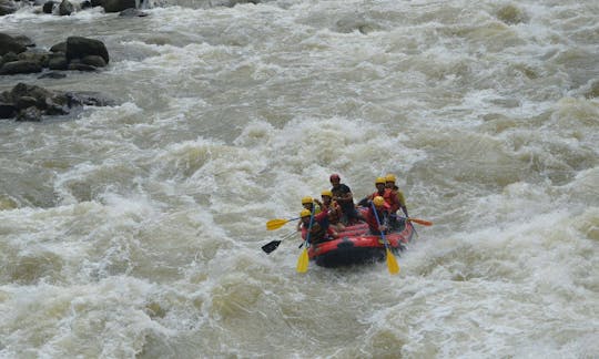 Viaje de rafting súper divertido en el río Asahan, Indonesia