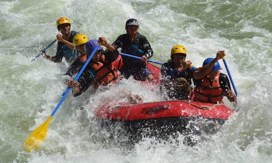 Viaje de rafting súper divertido en el río Asahan, Indonesia