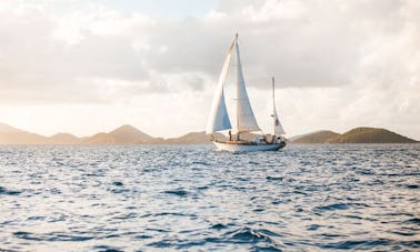 Navegue a bordo do veleiro clássico Wooden Yawl “Cimmaron” de 43 pés nas Ilhas Virgens dos EUA com o Capitão Rick!