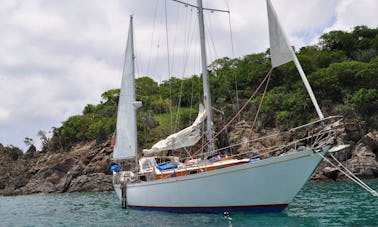 Frete particular de meio dia nas Ilhas Virgens dos EUA a bordo do iate de madeira de 43 pés “Cimarron” com o capitão Rick