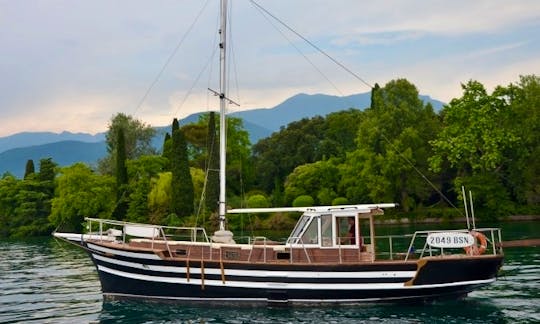 Precious 43' Wooden Sailboat for 14 People with Skipper in Toscolano Maderno