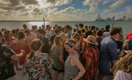 Bote de fiesta Capuz de 86 pies para 200 personas en Cartagena de Indias