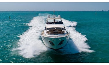 Location d'un méga-yacht Ferretti Power de 88 pieds à Miami Beach, en Floride