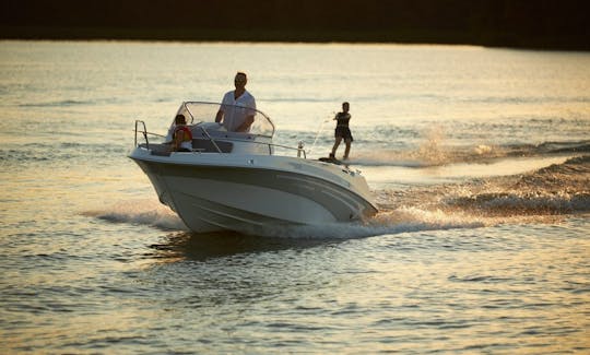 クロアチアのザダル郡でのMarine Time 556オープンキャビンバウライダーレンタル