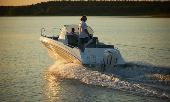 クロアチアのザダル郡でのMarine Time 556オープンキャビンバウライダーレンタル