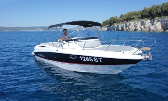 Alquiler de barcos Bayliner Avanti 8 en Condado de Zadar, Croacia