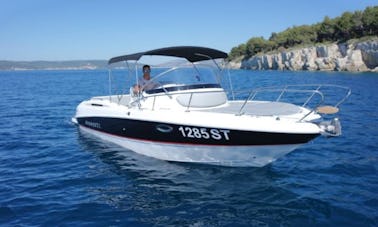 Bayliner Avanti 8 Boat Rental in Zadar County, Croatia