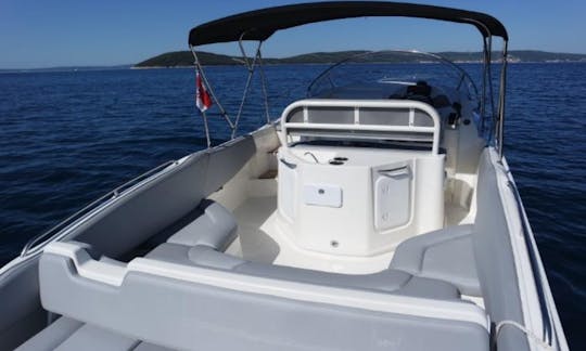 Bayliner Avanti 8 Boat Rental in Zadar County, Croatia