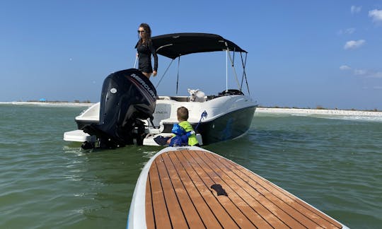 Barco de cubierta Bayliner de 19 pies, rápido y cómodo, para un máximo de 9 personas. (¡De lunes a viernes, 10% de descuento!)