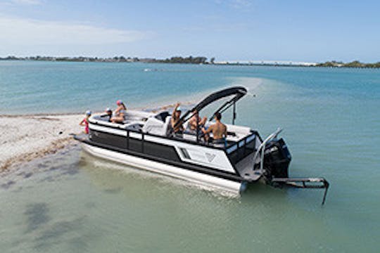 Pontoon Rental tiene capacidad para 11 personas cómodamente, ubicado en la cadena Whitefish